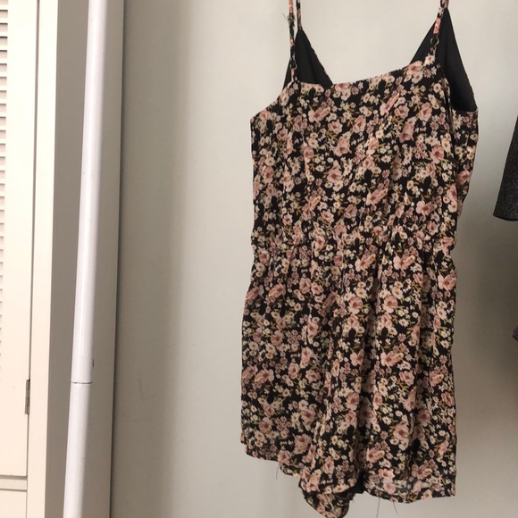 Forever 21 Floral romper - Picture 4 of 5